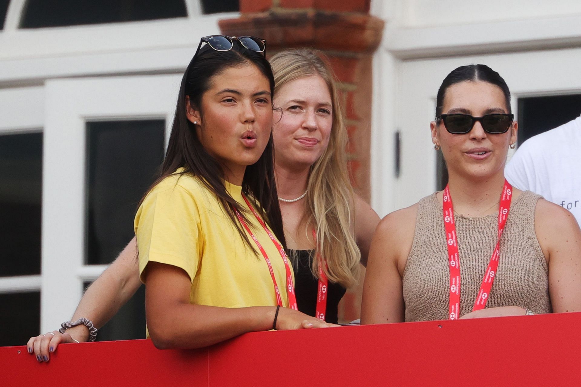 Emma Raducanu watches Carlos Alcaraz Queen's Club SF | Image Source: Getty